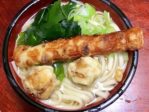 チクワとマッシュルームの天ぷら白出汁わかめうどん。